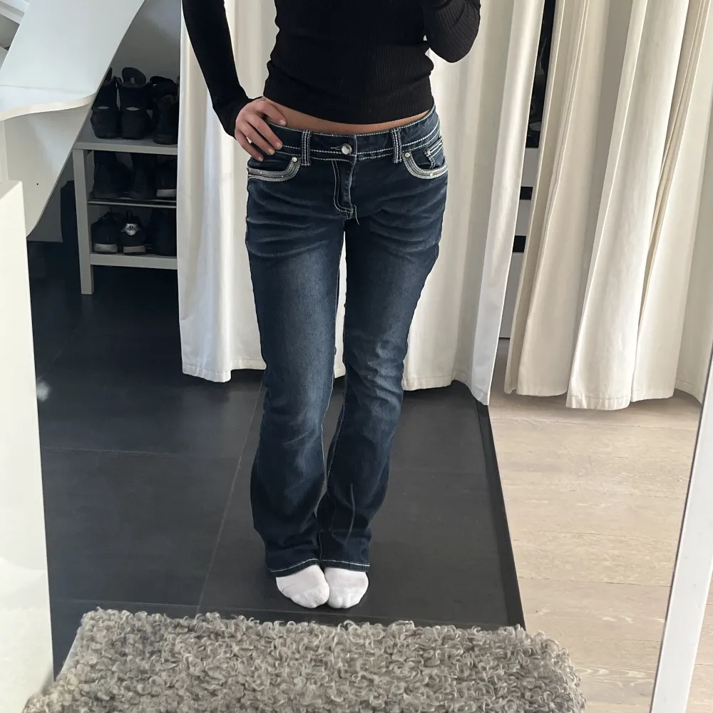 Asballa jeans med ljusa silverdetaljer! I mycket gott skick🙌🏼💘. Jeans & Byxor.