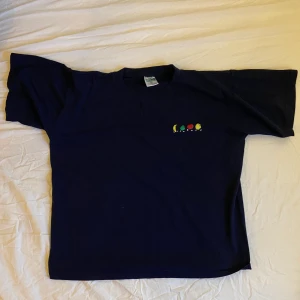 Oversized T-shirt - En mörkblå T-shirt med en bred passform, I bra skick!