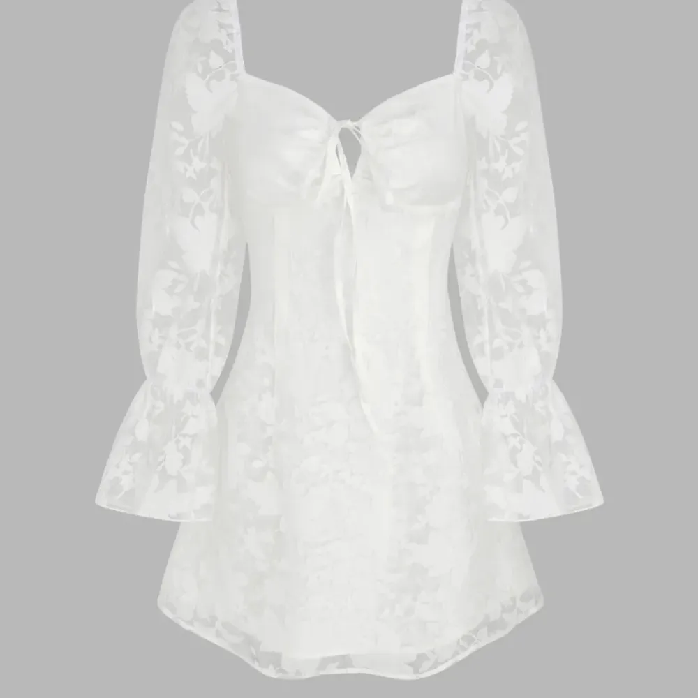Säljer denna fina vita klänning pågrund av fel storlek , den är helt oanvänd!🤍 Slutsåld på deras hemsida!. Klänningar.