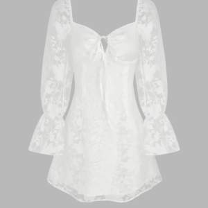 Säljer denna fina vita klänning pågrund av fel storlek , den är helt oanvänd!🤍 Slutsåld på deras hemsida!