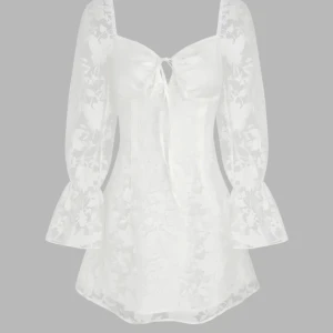 Klänning - Säljer denna fina vita klänning pågrund av fel storlek , den är helt oanvänd!🤍 Slutsåld på deras hemsida!