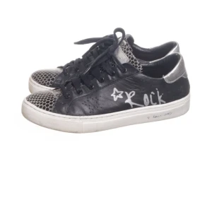 Svarta sneakers  - Säljer mina fina sneakers då dom ej kommer till användning! Köpta från zalando för 550kr! 