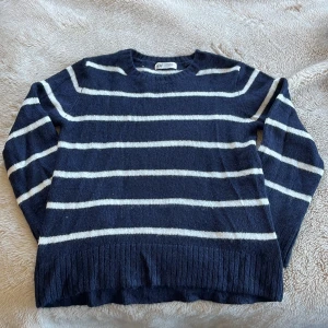 Stickad randig tröja  - Säljer denna stickade randiga tröja från H&M i storlek 152/XS. Tröjan är i fint skick :) priset går att diskutera 🌸