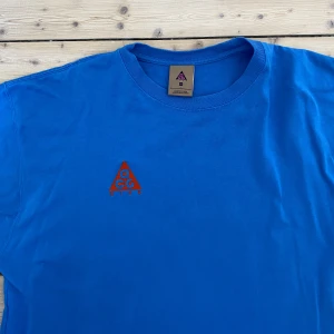 Nike ACG T-shirt  - Nike T-shirt. ACG. M. Mycket bra skick. Blå.