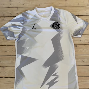 Nike Jordan PSG T-shirt  - Nike jordan x PSG. Limited edition. Storlek L.  Mycket bra skick. Träningsmaterial.