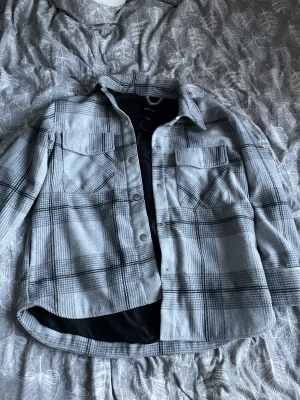 Jacka  - Vårjacka från Monki, jättebra skick, storlek s 