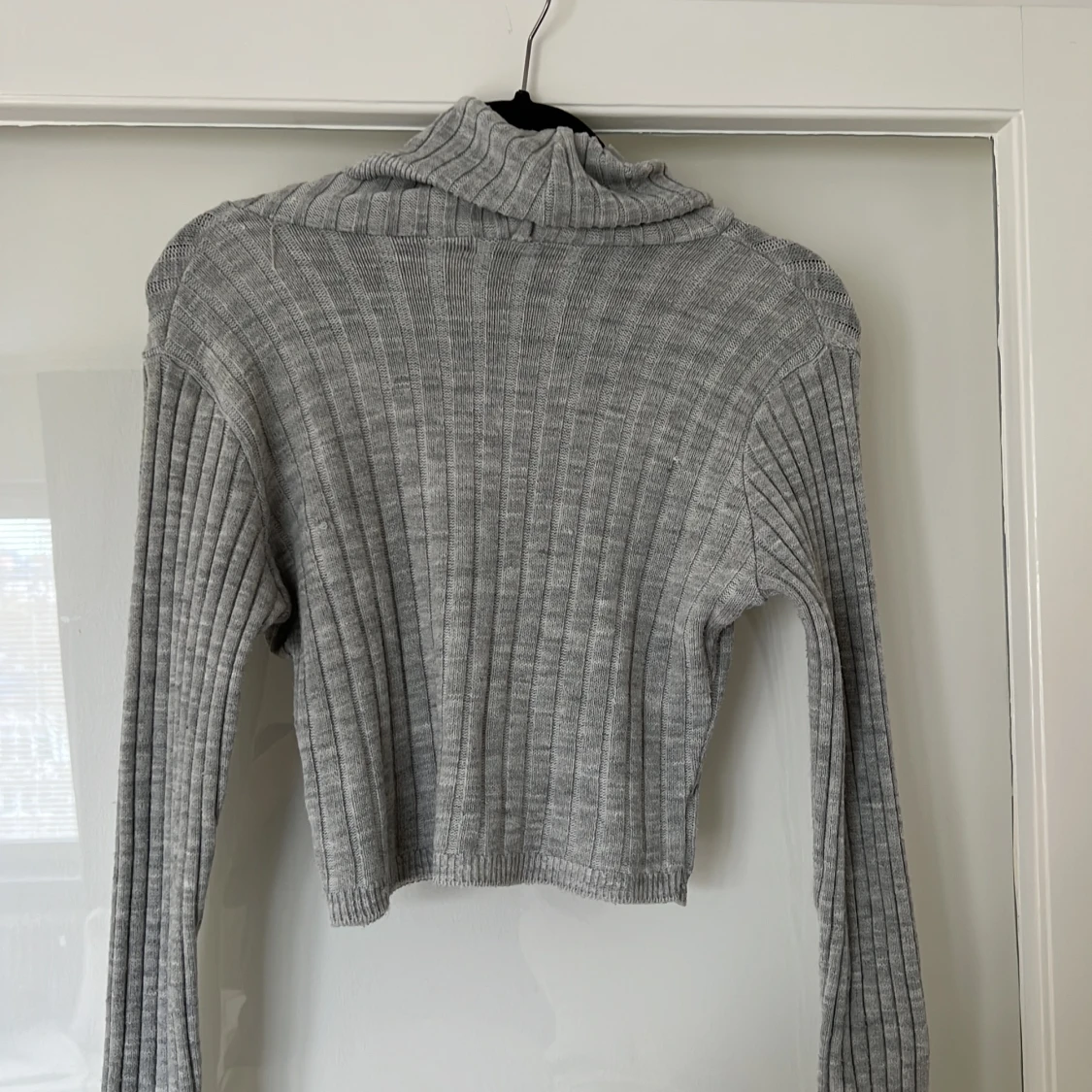 Stickad croppad tröja  - 91