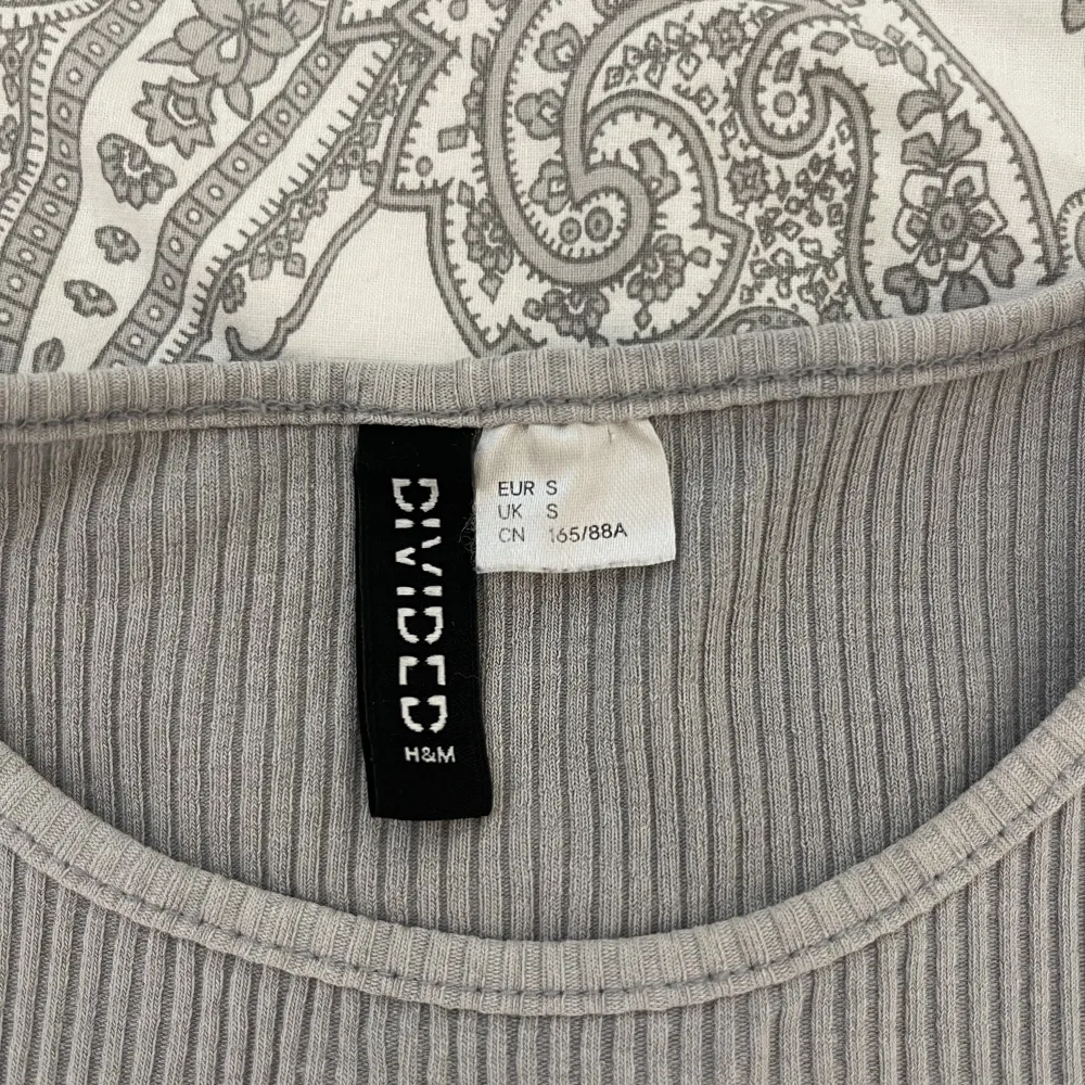 Säljer denna gråa fina tröjan från Hm i stl s, har använt ett antal gånger men är trots det i fint skick . Toppar.