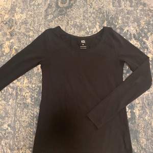 En långärmad tröja ifrån laget 157 urringade svart
