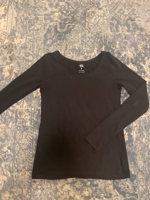 Basic långärmad tröja ifrån lager 157 urringad - En långärmad tröja ifrån laget 157 urringade svart