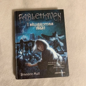 Bok - I skuggornas makt av Brandon Mull, del tre i Fablehaven serien. På svenska i inbunden format