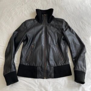 Skinnjacka  - en helt perfekt skinnjacka inför våren🫵 står stl 42 men sitter som en 36a