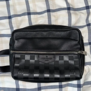 Louis Vuitton väska - Magväska från louis vuitton. Äldre modell som jag köpte i Rom när jag var i Italien några år sedan. Säljer nu då jag har köpt en ny väska. Vid frågor tveka inte på att höra av er!! Vid snabbaffär kan ja diskutera priset.