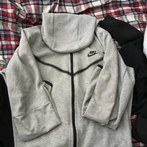 Nike tech fleece grå  - Säljer nu denna för har ingen användning för den längre 