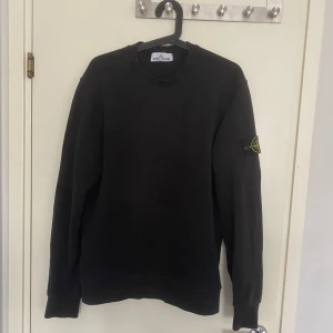 Stone island sweatshirt  - Säljer min stone island sweatshirt. Storleken är L men passar även M. Haft den i garderoben i 3 månader nu och inte använt den så mycket så skicket är 9/10. Kvitto finns inte tyvärr. Billigt pris pga att jag vill bli av med den snabbt. Byten funkar kanske