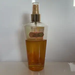 Säljer mina gamla Victoria’s Secret body mist, denna heter hello darling, doftar fortfarande jättegott🌸