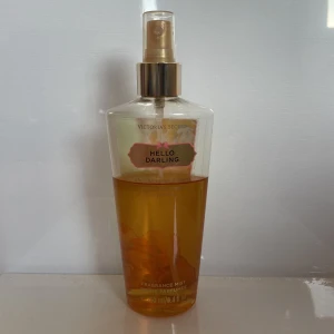 VS body mist, Hello darling - Säljer mina gamla Victoria’s Secret body mist, denna heter hello darling, doftar fortfarande jättegott🌸