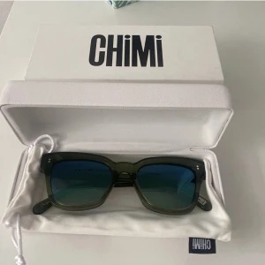 Chimi solglasögon  - Säljer dessa Chimi glasögon i modellen 05 och färgen kiwi💖 Säljer för de inte kommer till användning😇Har använt de en del i sommar därav priset💖Skriv privat för fler bilder❤️