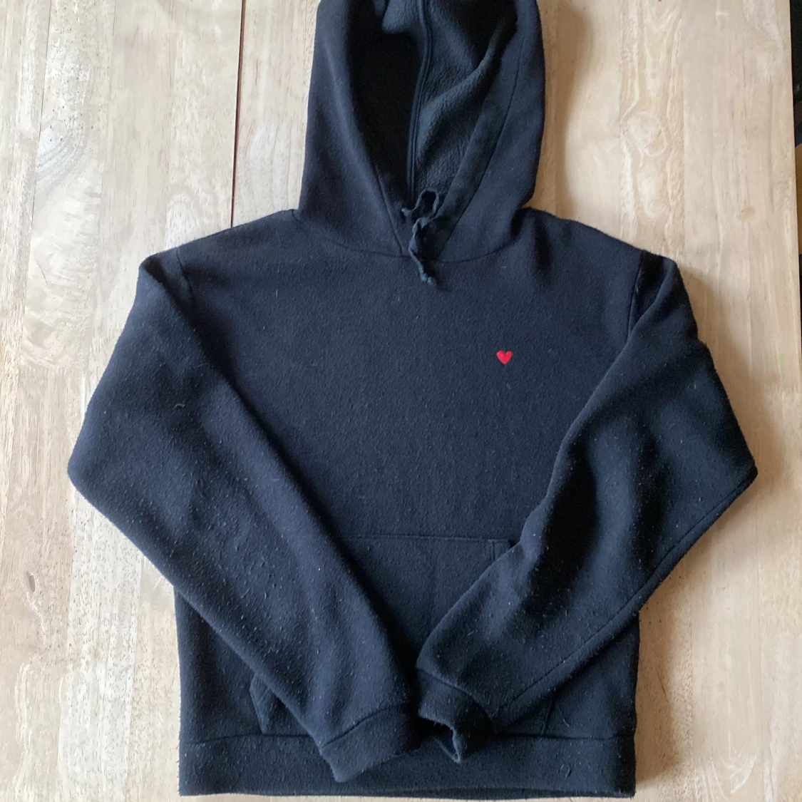 Hoodie med ett litet hjärta på