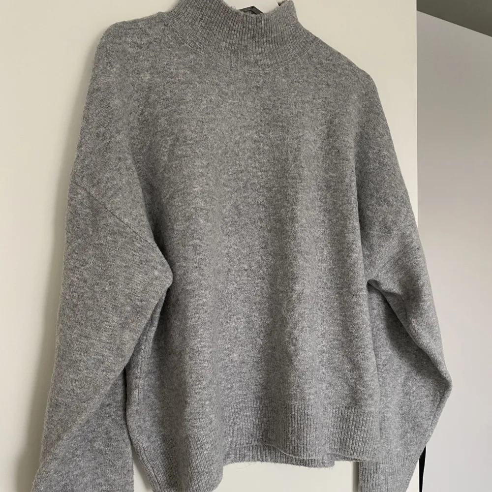 grå stickad tröja, storlek XL så den sitter lite oversized och passar xs, s, m osv. väldigt fin modell men kommer inte till användning. använd en eller två gånger.. Stickat.