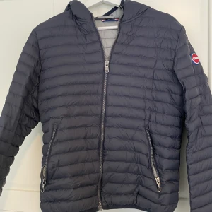 Colmar jacka  - Colmar jacka i junior storlek. 16y-172. Bra condition. Inga hål eller liknande. 