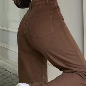 bruna jeans<3 - bruna wide leg jeans från H&M, sitter jättefint på men jag har tyvär vuxit ur dem <3 första bilden är därför lånad från pinterest. de är i twilltyg så de är väldigt stretchiga och formar fint<3