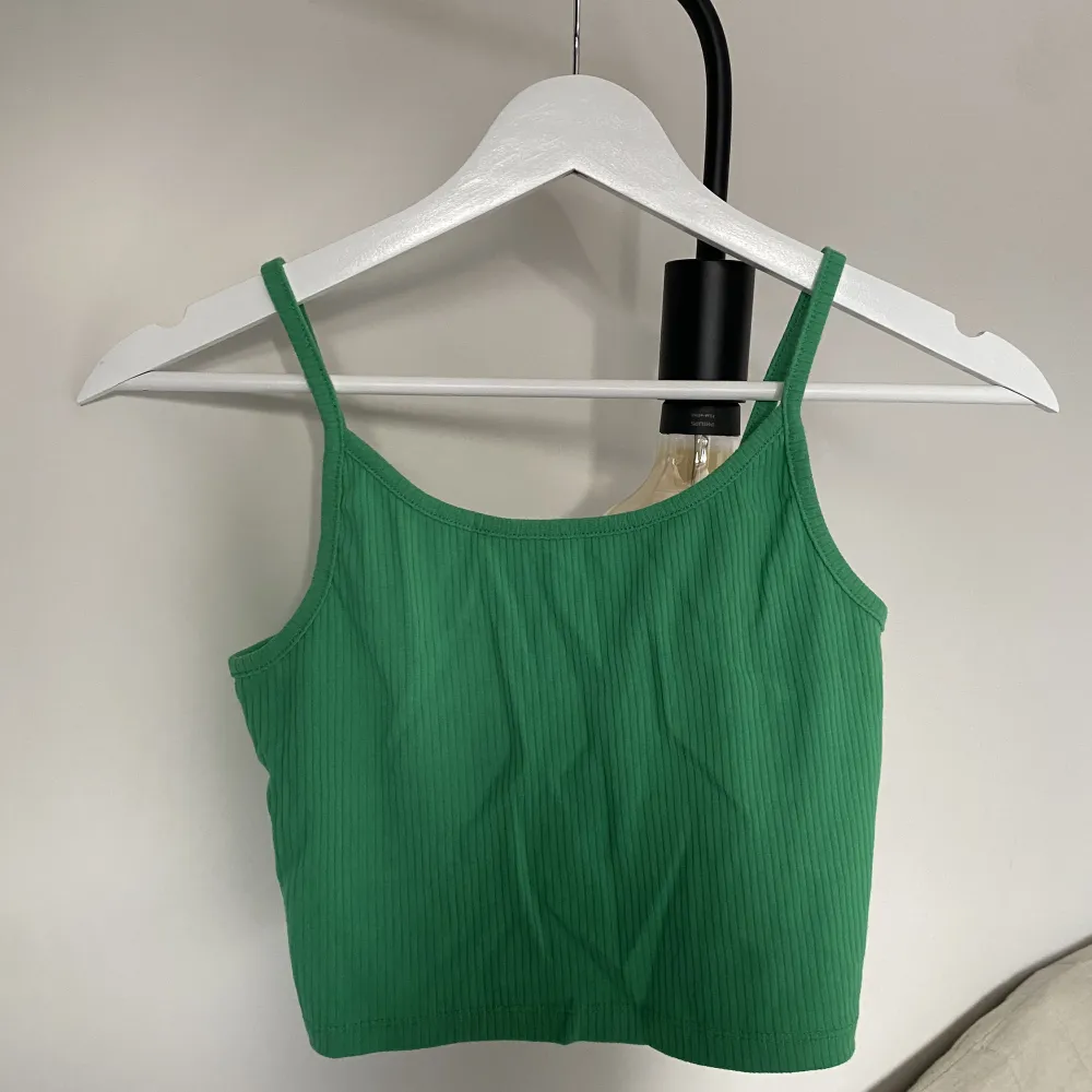 Grönt ribbat linne från NewYorker i storlek XS. Köparen står för frakten (ca 15kr)🫶🏼🫶🏼. Toppar.
