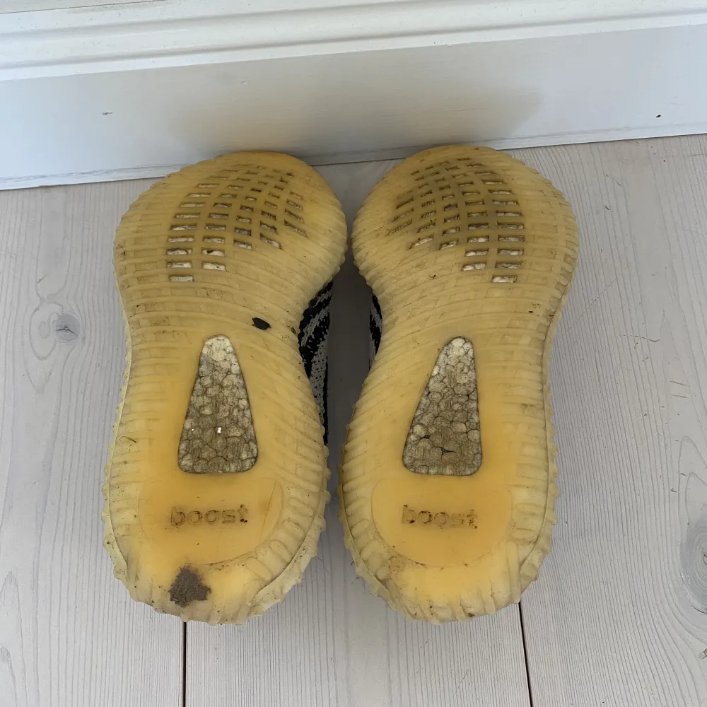 Yeezy Zebrađ Storlek: 40 2/3 ( US 7,5 ) Cond: 7/10 Hör av er för fler frĂ„gor!. KengĂ€t.
