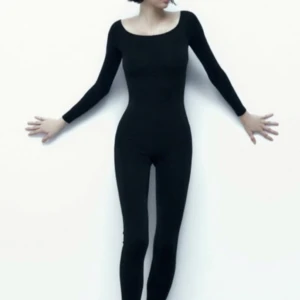 Jumpsuit - Säljer denna svarta jumpsuiten från zara. Använd 1 gång. Storlek S💋🍒💌