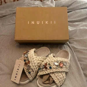 IINUIKII - tofflor - Säljer mina splittnya INUIKII tofflors pga försmå. Aldrig använda utan enbart provat.  Strl 38 men skulle säga att dom sitter som strl 37. Nypris: 2099