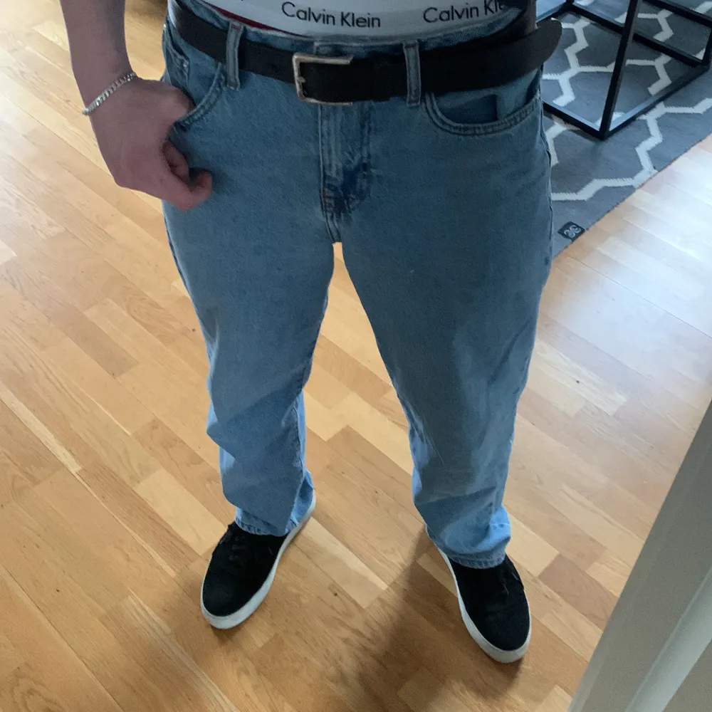 Dags att sälja mina jeans från ASOS design, Slutsålda. Dom är mellanblå me fet tvätt. Perfekt för någon som är lite kortare än 180. Jeans & Byxor.
