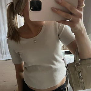 Tröja - Säljer denna jättefina tröja som är helt oanvänd!!! Billigare pris vid snabb affär och/eller om du köper fler plagg från mitt flöde så får du billigare pris på plaggen❤️❤️