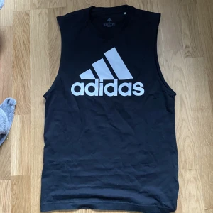 Adidas shirt - Great condition 