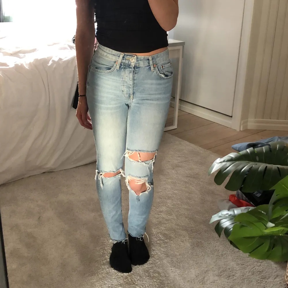 Supersnygga håliga jeans från Gina Tricot i storlek xs💞. Jeans & Byxor.