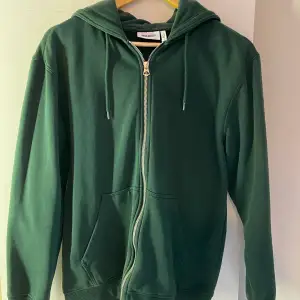 Weekday Zip up hoodie, mörkgrön i storlek XS  Använd få gånger och hängt i garderoben länge.