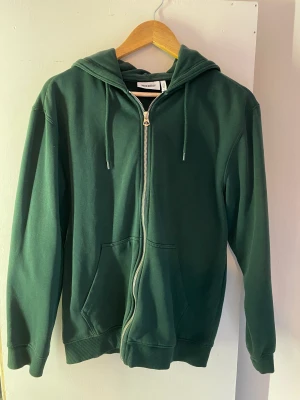 Weekday Zip-up hoodie - Weekday Zip up hoodie, mörkgrön i storlek XS  Använd få gånger och hängt i garderoben länge.