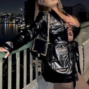 Läder jacka från PLT!  - Passar ej mig längre, fin läderjacka i mellan längd. Uk size 10 innebär S/M