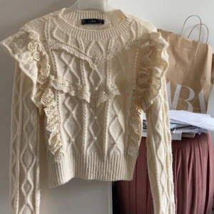 Tröja  - Säljer min fina tröja från mango då den inte tyvärr kommer till användning 💓 köpte för inte så länge sedan, nypris va runt 500 kr 