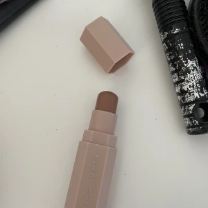 Fenty beauty  - Helt nytt countorstick från Fenty i färgen Mocha. Säljer pga råkade beställa två💞 
