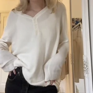 Stickad tröja - Säljer nu världens mysigaste stickade tröja! Älskar den men ska flytta till varmare breddgrader så behöver inte den!💖