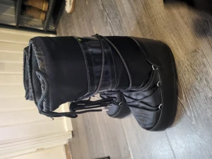 Moon boots - Köpta på net-a-porter kvitto finns, använda 2ggr så nyskick. 