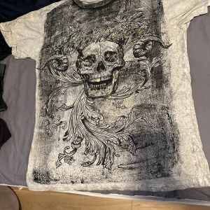 Emperor Eternity T-shirt  - T-shirt i mycket bra skick. Storlek L men mer som en XL.