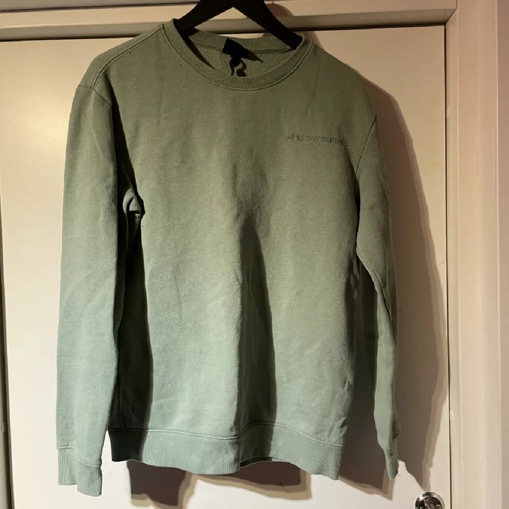 En grön Sweetshirt från H&M, stl xs - 50kr . Tröjor & Koftor.