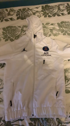 jacka - Psg jacka, använd Max 2 gånger den är för liten för mig tyvärr, bra kvalite på den och jävligt snygg, finns även byxorna till som jag lagt ut jävligt snyggt med hela dressen, pris kan diskuteras 