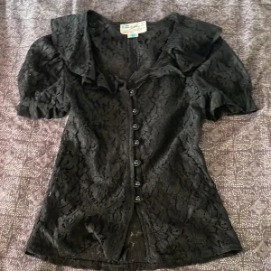 svart blus  - gothig blus, ångrade mig med köpet, aldrig använd!🖤