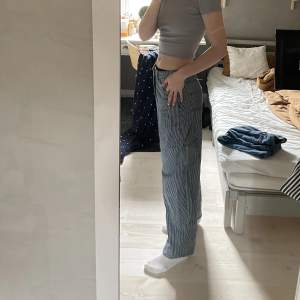 säljer dessa randiga jeans med cargodetaljer från lindex, kommer tyvärr inte till användning:/ storlek 36, jag är 166cm lång
