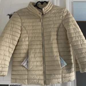 Trekvartsärm jacka - Beige Trekvartsärm dunjacka nästan helt oanvänd liknar herno 