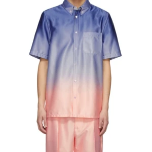 Skjorta Sies Marjan - Säljer min skjorta från Sies Marjan i storlek S (herrstorlek), perfekt på festival och liknande. Som ett konstverk för mig, nypris på Sies Marjan-skjortor ligger på 4000 kr. Enbart använd en gång (då bilderna togs). Fraktar spårbart eller möts upp i Lund❣️