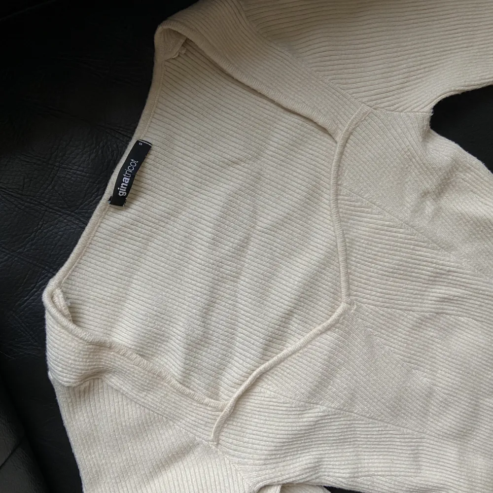 Skön ribbad tröja från GinaTricot i storlek Small. Elastiskt tyg, passformen är perfekt! Vit/beige i färgen🤍. Tröjor & Koftor.