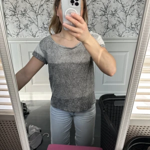 En tunn T-shirt - En t-shirt från acne men olika nyanser av grått